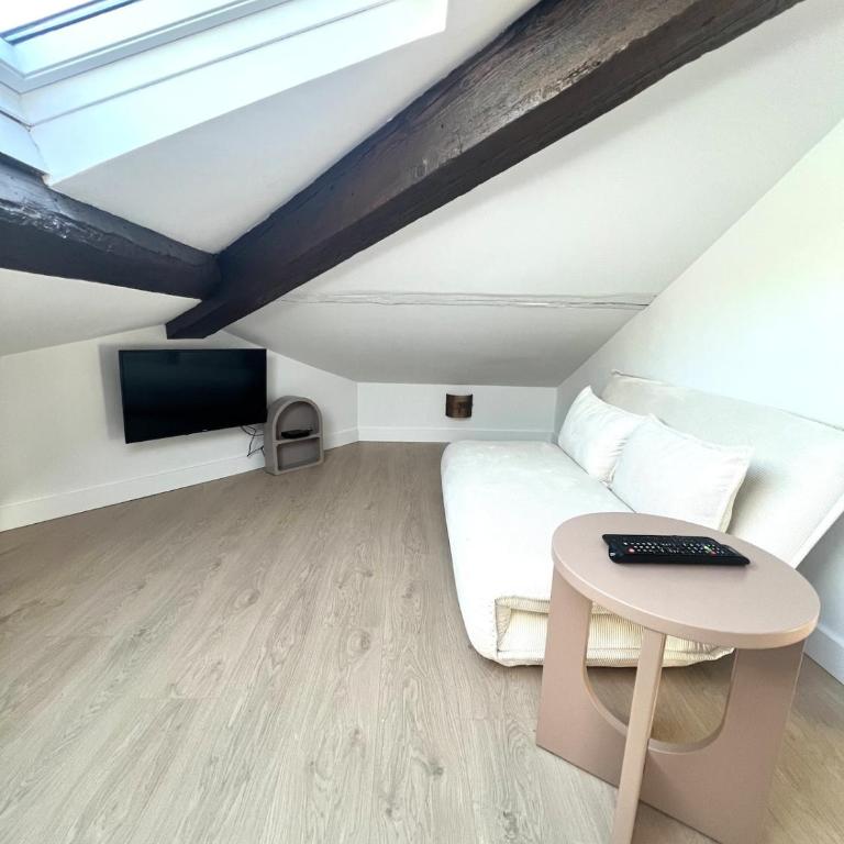 T2 sous les toits, entre gare et centre-ville, Grands buffets - Appartement 1 Chambre - 9
