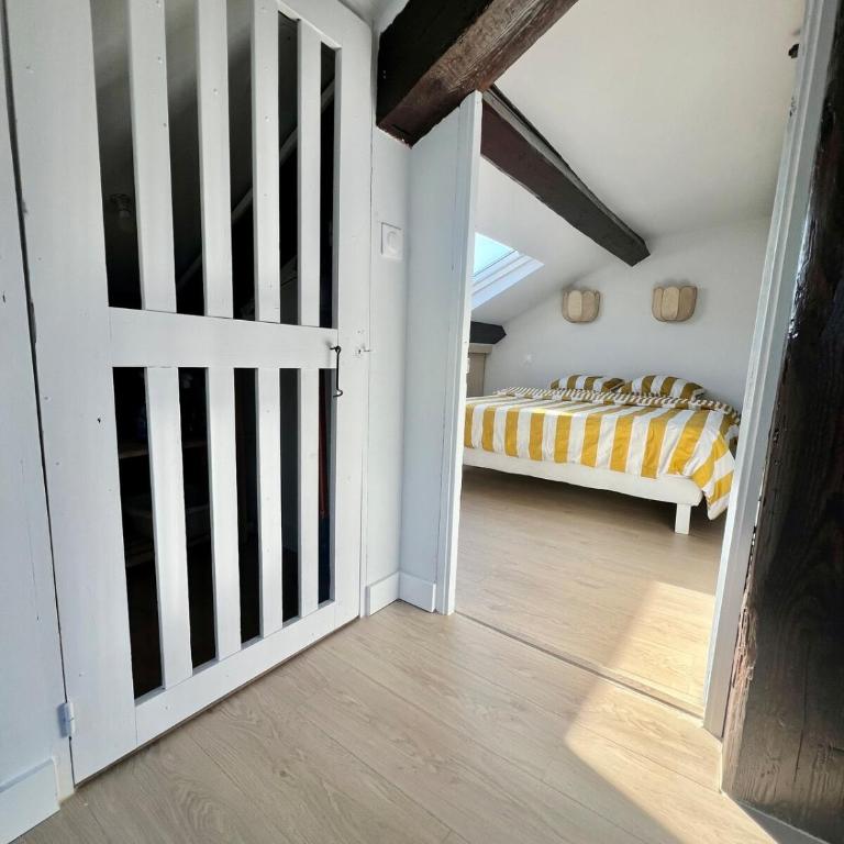 T2 sous les toits, entre gare et centre-ville, Grands buffets - Appartement 1 Chambre - 10