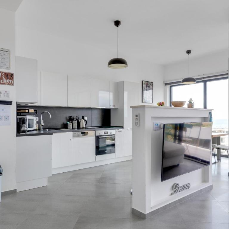 Modern Top Floor Sea View 3BR with Pools, Spa & Fitness - Apartment with Sea View - 64