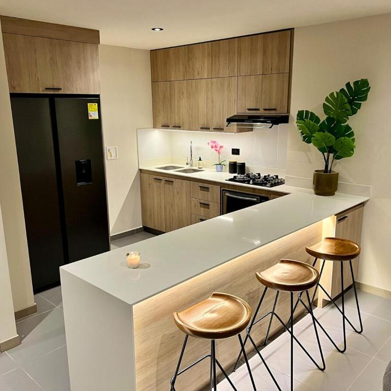 Designed 3-Bedroom Apartment & Office with 800 Wi-Fi, New Samsung Appliances - Three-Bedroom Apartment - 14