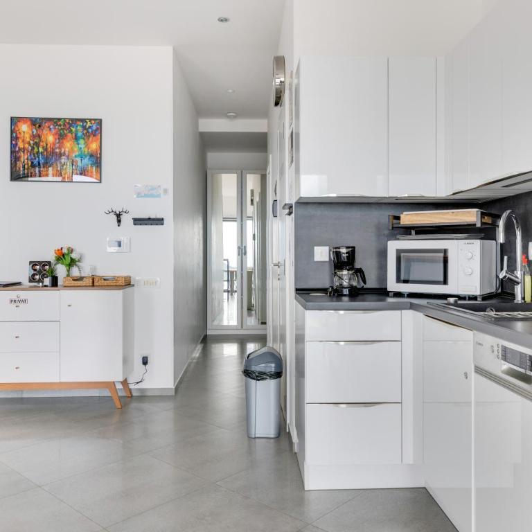 Modern Top Floor Sea View 3BR with Pools, Spa & Fitness - Apartment with Sea View - 94