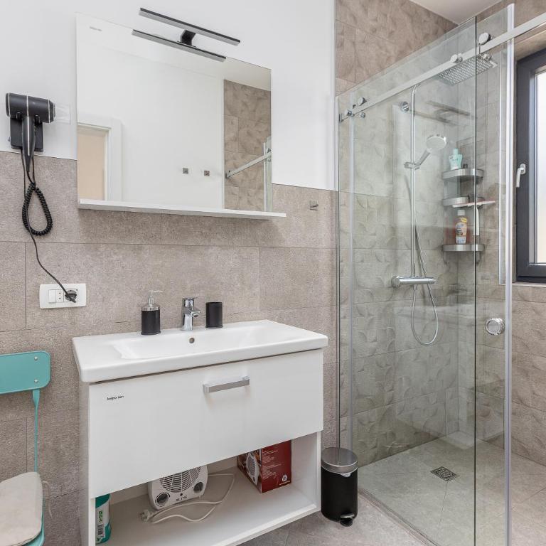 Modern Top Floor Sea View 3BR with Pools, Spa & Fitness - Apartment with Sea View - 100