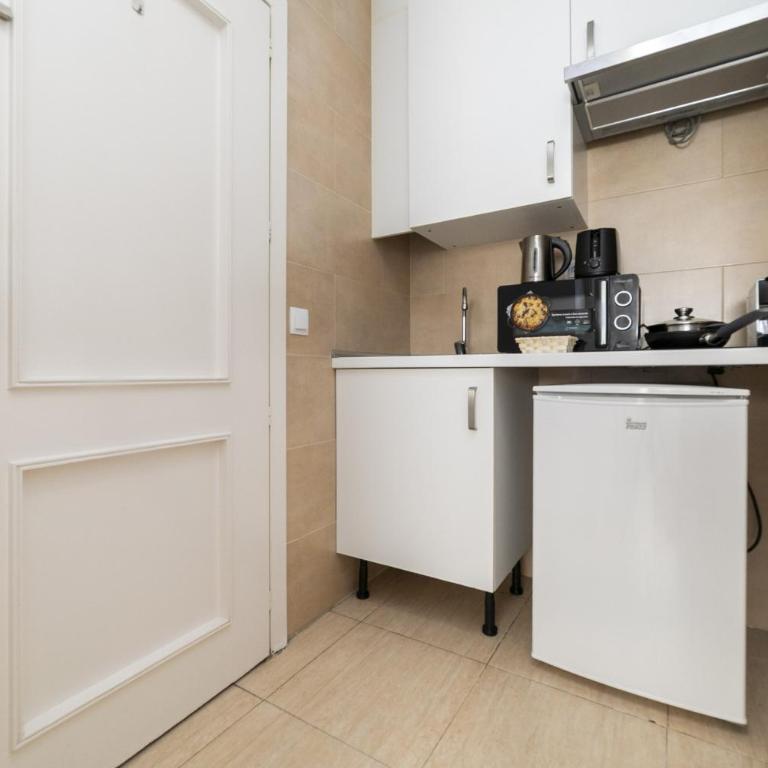Classy I - Ferga Suites - Deluxe King Studio - 11