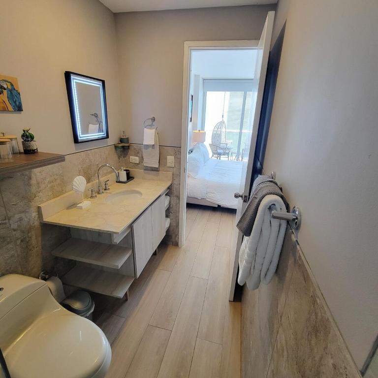 View, exit to Playa Morros tres Cartagena - One-Bedroom Apartment with Balcony and Sea View - 24