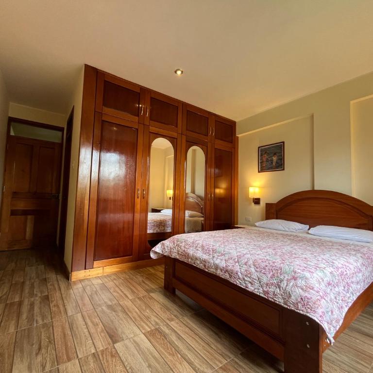 Casa Oxapampa - Habitación con cama grande y vistas al jardín - 4