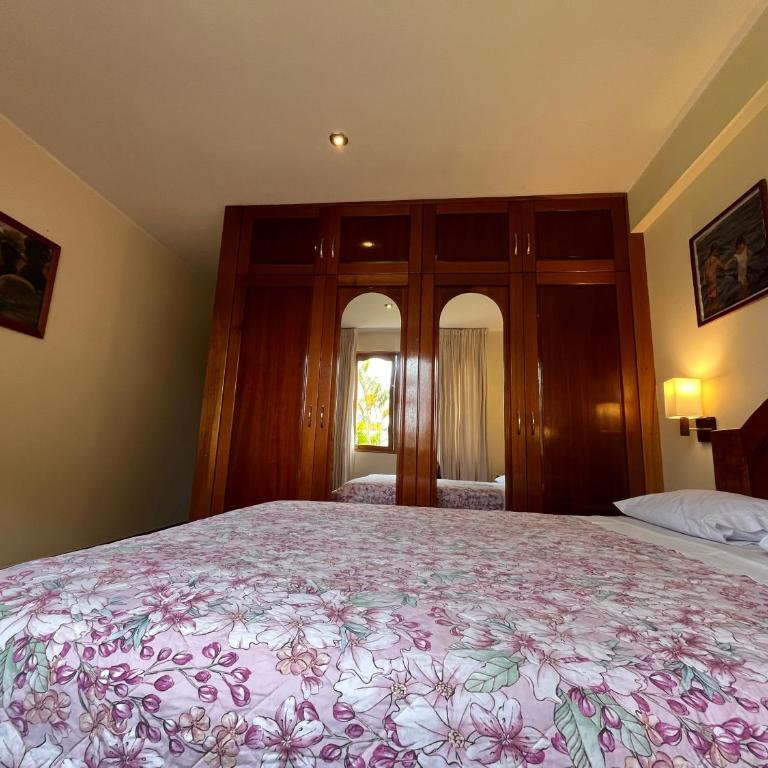 Casa Oxapampa - Habitación con cama grande y vistas al jardín - 7