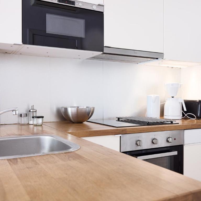 Sunny apartment on the square - Two-Bedroom Apartment with View - 14