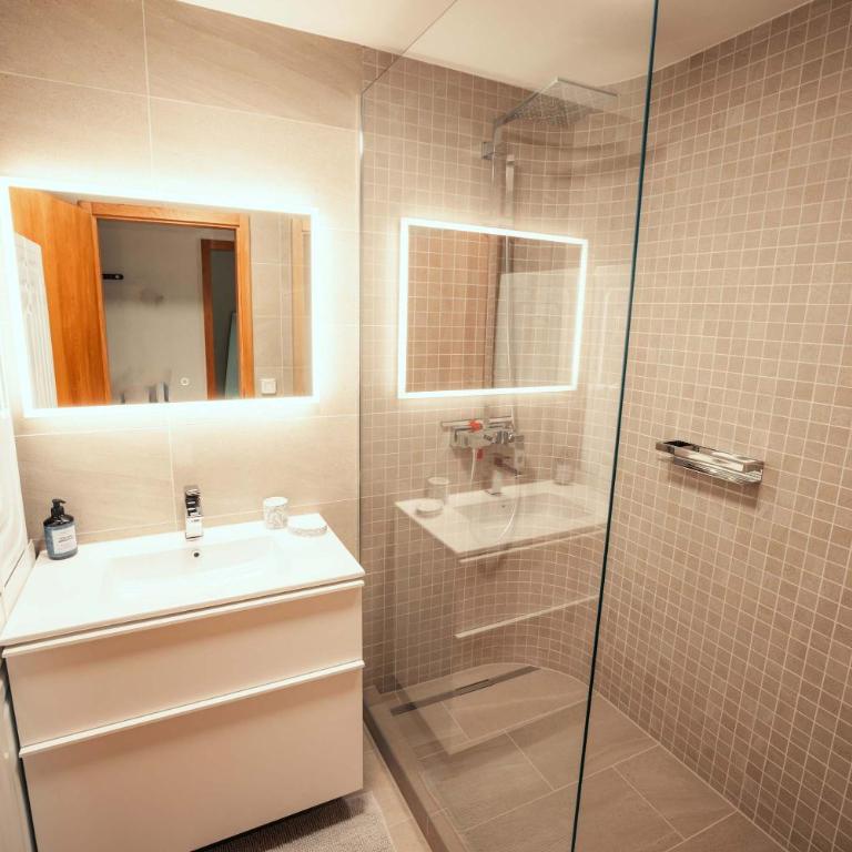 Stylish Lakeview Apartment Balcony & Free Parking - Apartment - 5