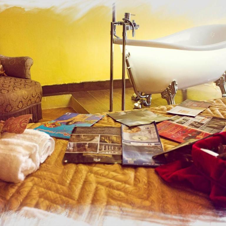 Napoli Retro - Camera Matrimoniale Deluxe con Vasca - 10