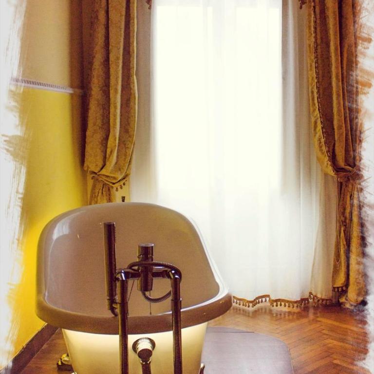 Napoli Retro - Camera Matrimoniale Deluxe con Vasca - 12