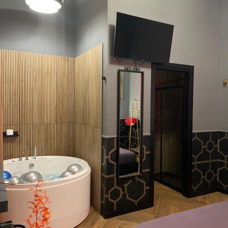 One of one experiences - LOVE ROOM - Camera Matrimoniale con Vasca Idromassaggio - 5