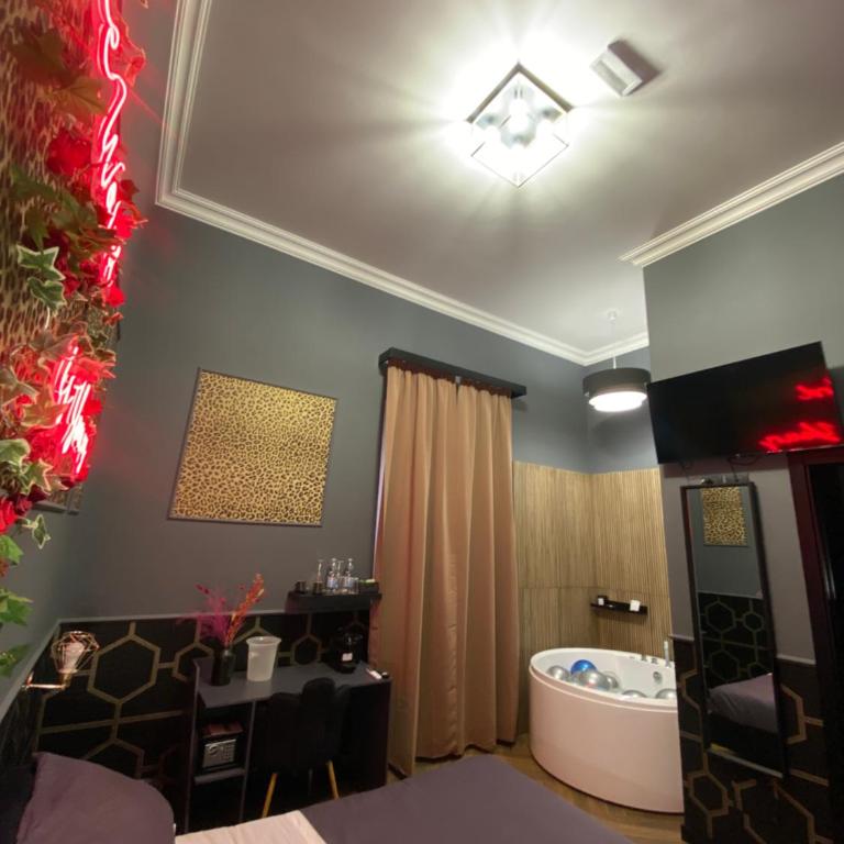 One of one experiences - LOVE ROOM - Camera Matrimoniale con Vasca Idromassaggio - 3