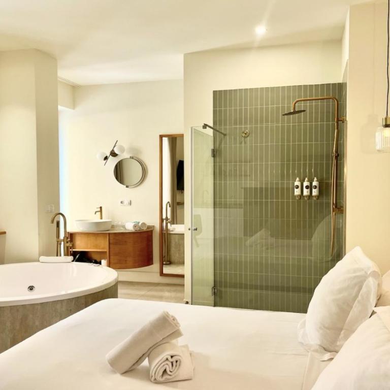 Reina Victoria El Mercado - Standard Double Room with Jacuzzi - 1