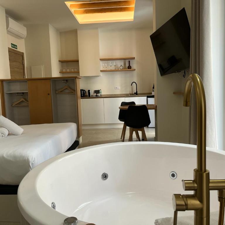 Reina Victoria El Mercado - Standard Double Room with Jacuzzi - 4