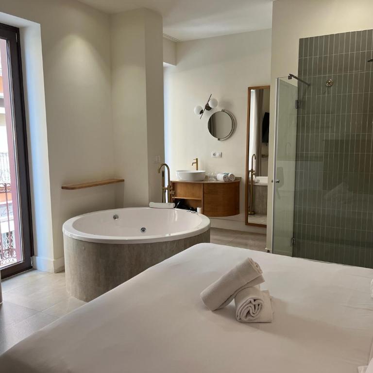 Reina Victoria El Mercado - Standard Double Room with Jacuzzi - 7