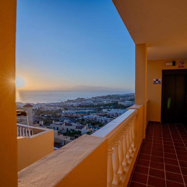 Penthouse with Panoramic Ocean Views & Terrace in Torviscas Costa Adeje - One-Bedroom Apartment - 3