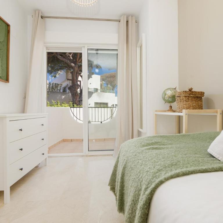 3-Story Townhouse for 7, Newly Renovated, Terrace, BBQ, and Beach Access in Arenal, Marbella - Casa Deluxe de 4 dormitorios - Frente al mar - 29