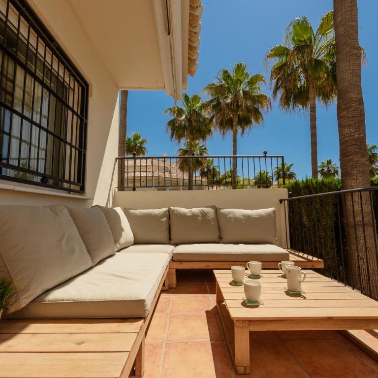 3-Story Townhouse for 7, Newly Renovated, Terrace, BBQ, and Beach Access in Arenal, Marbella - Casa Deluxe de 4 dormitorios - Frente al mar - 44