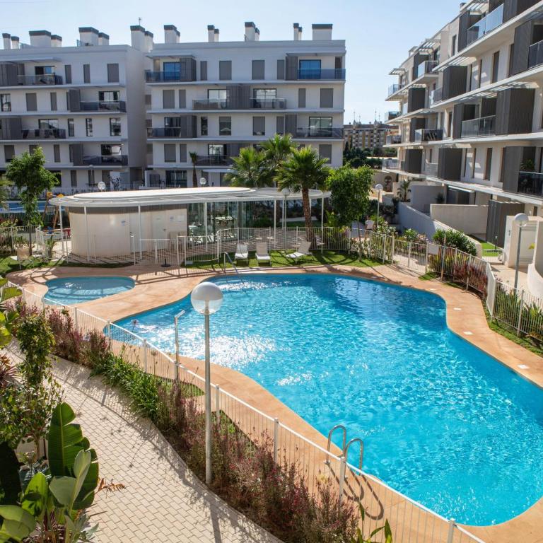 Apartamento Tulipán en Dénia Urb Marina Real III Terraza, varias piscinas y gimnasio cerca de la playa Las Rotas - Apartamento de 2 dormitorios con vistas a la piscina - 1