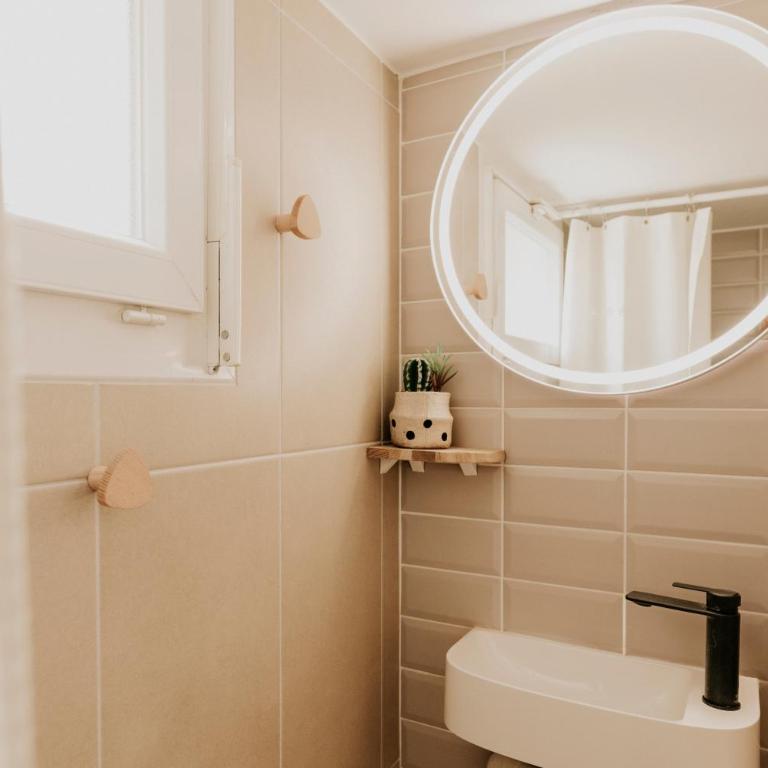Spacious 5-Bedroom Home with Terrace, Air Conditioning and Parking - Apartment - 41