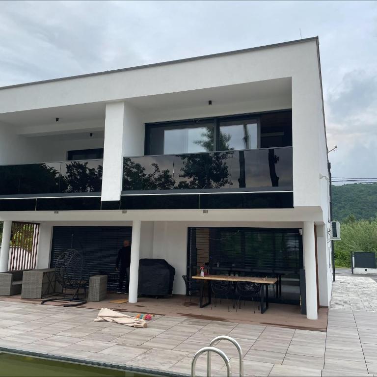 Villa Modern - Three-Bedroom Townhouse - 3