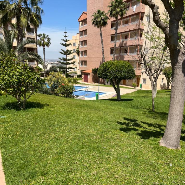 Descanso y jardines con piscinas - Two-Bedroom Apartment - 1