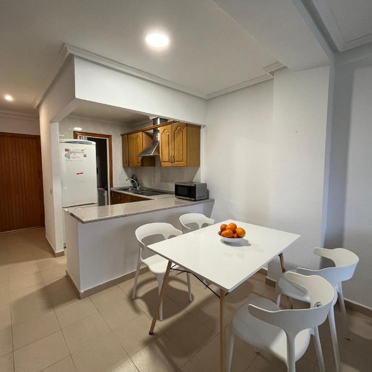 Descanso y jardines con piscinas - Two-Bedroom Apartment - 2
