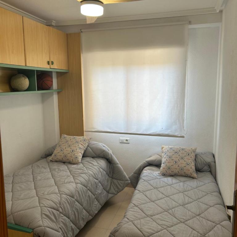 Descanso y jardines con piscinas - Two-Bedroom Apartment - 4