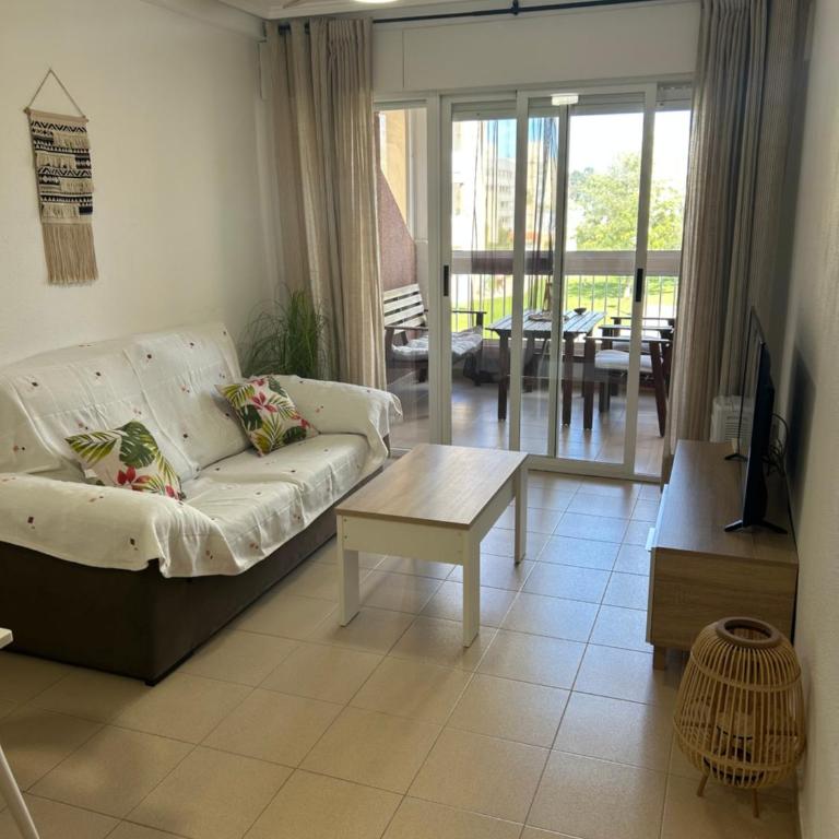 Descanso y jardines con piscinas - Two-Bedroom Apartment - 6