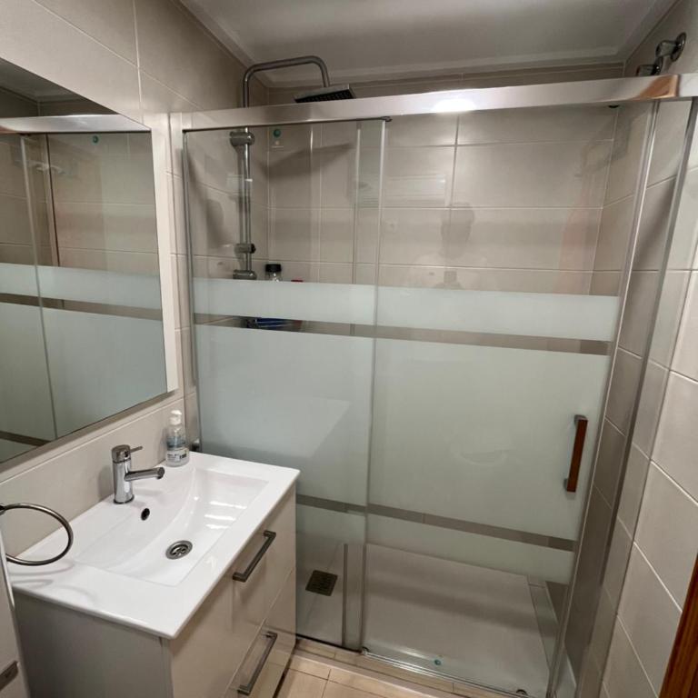 Descanso y jardines con piscinas - Two-Bedroom Apartment - 8