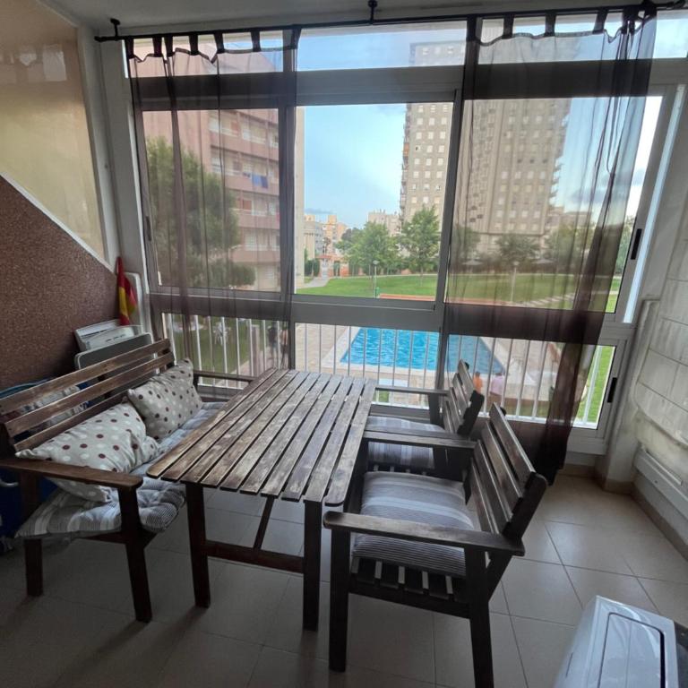 Descanso y jardines con piscinas - Two-Bedroom Apartment - 9
