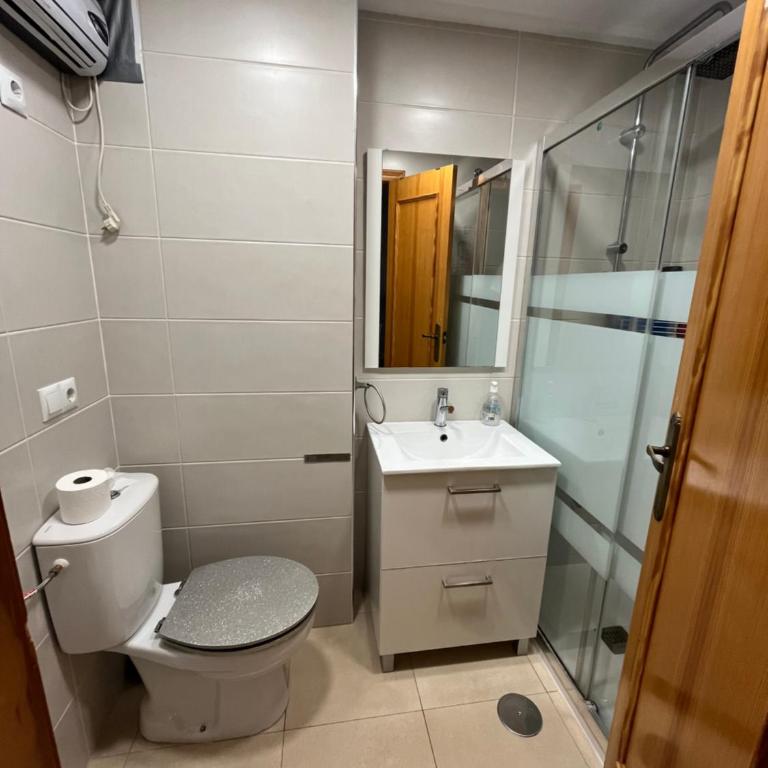 Descanso y jardines con piscinas - Two-Bedroom Apartment - 10
