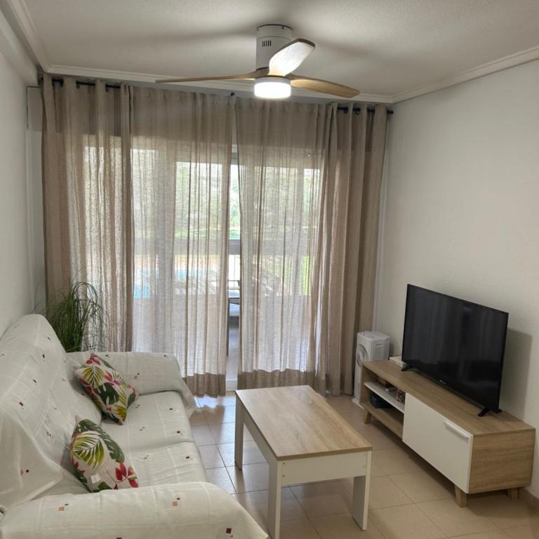Descanso y jardines con piscinas - Two-Bedroom Apartment - 12