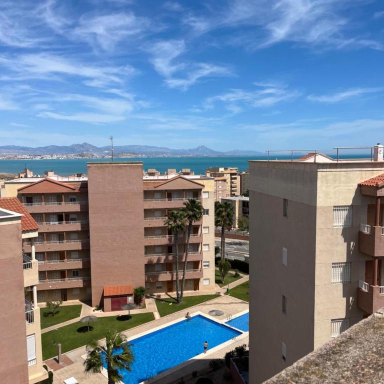 Descanso y jardines con piscinas - Two-Bedroom Apartment - 14