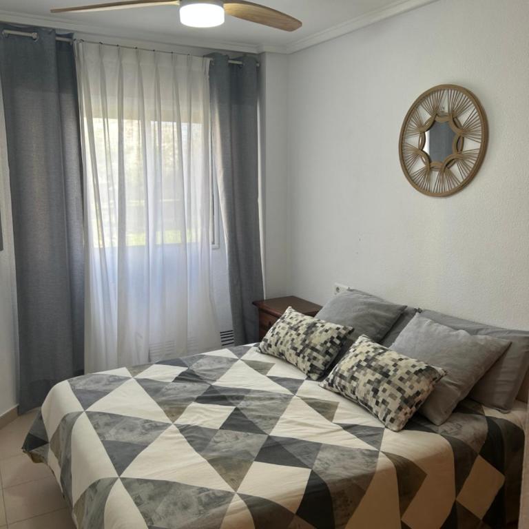 Descanso y jardines con piscinas - Two-Bedroom Apartment - 15