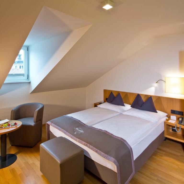 Hotel Maximilian - Stadthaus Penz - Mansardenzimmer mit Klimaanlage - 3