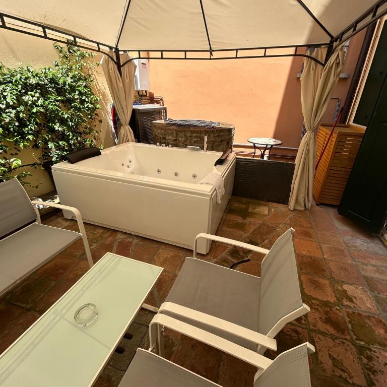 BolognaRoomscom - Frassinago Deluxe - Suite Queen con Vasca Idromassaggio - 11