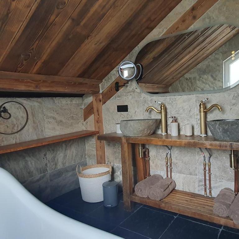 chalet cosy, jacuzzi privé, calme, idéal moto rando vélo - Maison 2 Chambres - 27