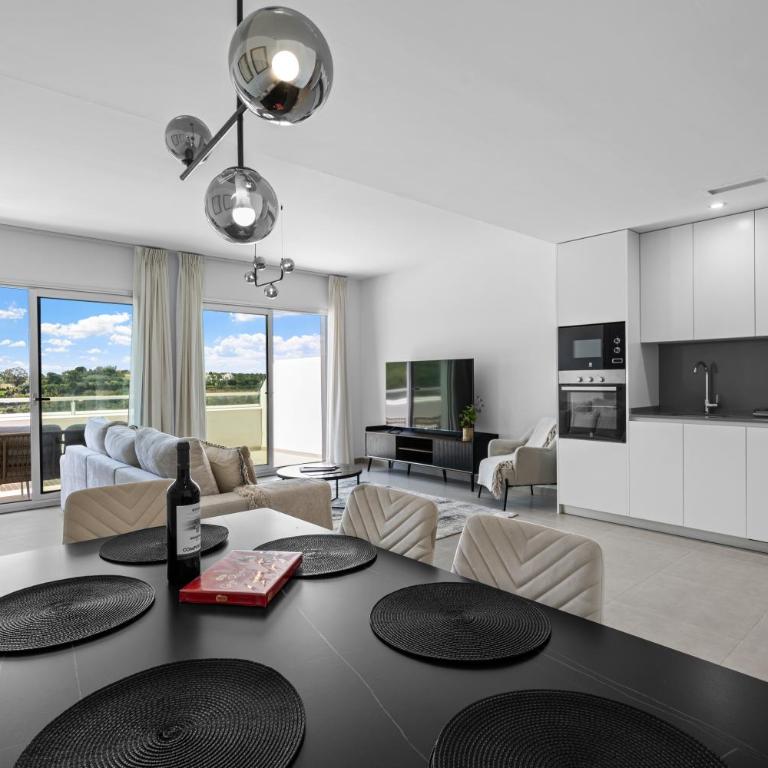 The Celeste Residence - Three-Bedroom Superior Apartment - 8