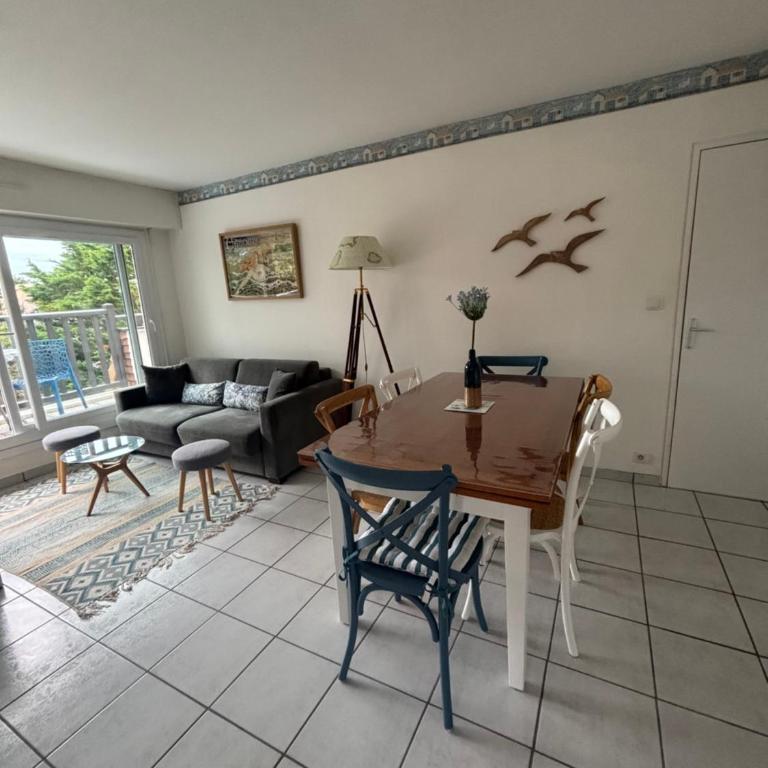 Appartement lumineux à 5 min de la plage - Two-Bedroom Apartment with Balcony - 19