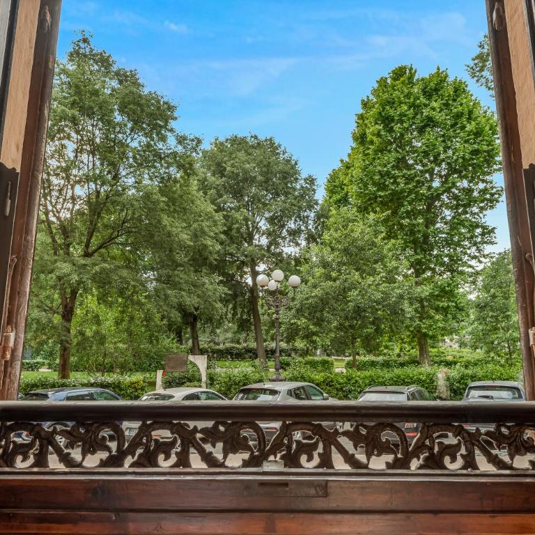Three Rooms D'AZEGLIO 12 - Camera Matrimoniale con Vista Giardino - 5
