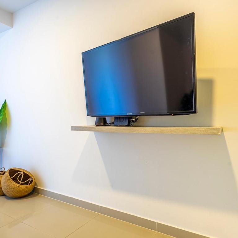 Luxurious Beachfront 3BR, Pool & Ocean Views - Three-Bedroom Apartment - 24