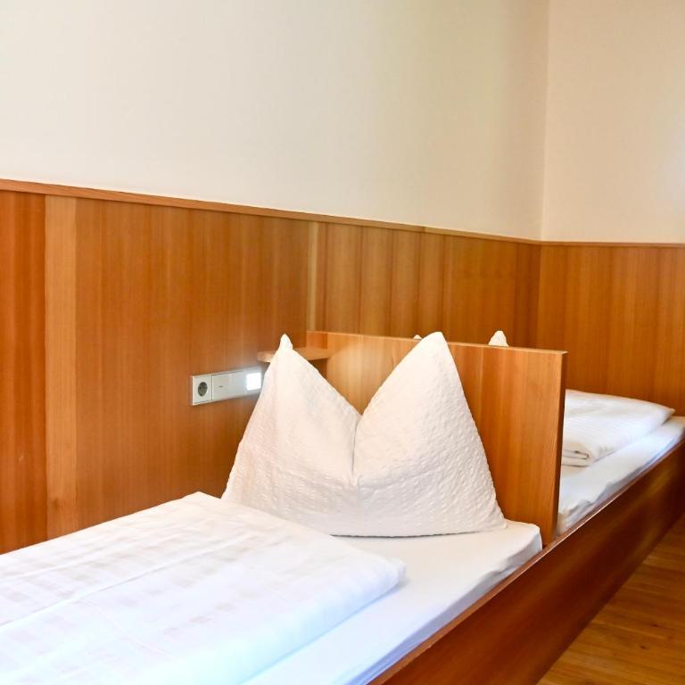 Bed & Breakfast Hostel Nives - Camera Economy Doppia con Letti Singoli - 1