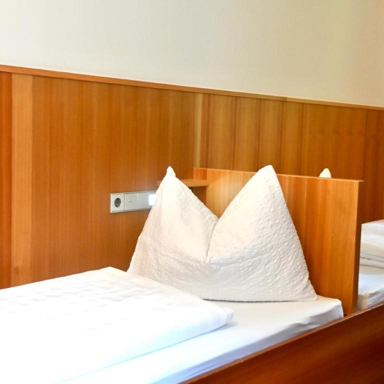 Bed & Breakfast Hostel Nives - Camera Economy Doppia con Letti Singoli - 4