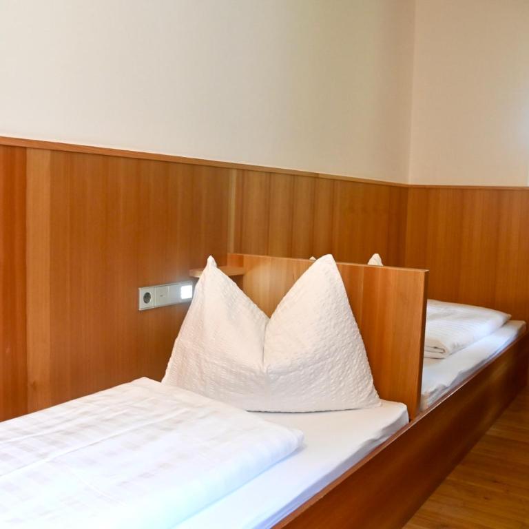 Bed & Breakfast Hostel Nives - Camera Economy Doppia con Letti Singoli - 5
