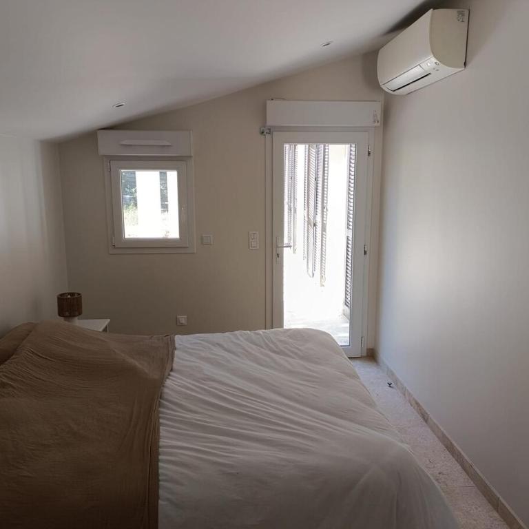 Maison climatisée avec Grand Jardin - 10 min à pied du Brusc et de sa plage - Four-Bedroom House - 7