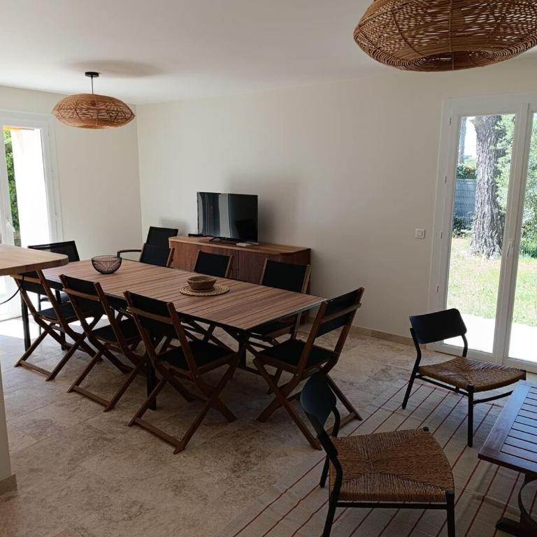 Maison climatisée avec Grand Jardin - 10 min à pied du Brusc et de sa plage - Four-Bedroom House - 4