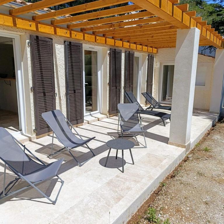 Maison climatisée avec Grand Jardin - 10 min à pied du Brusc et de sa plage - Four-Bedroom House - 14