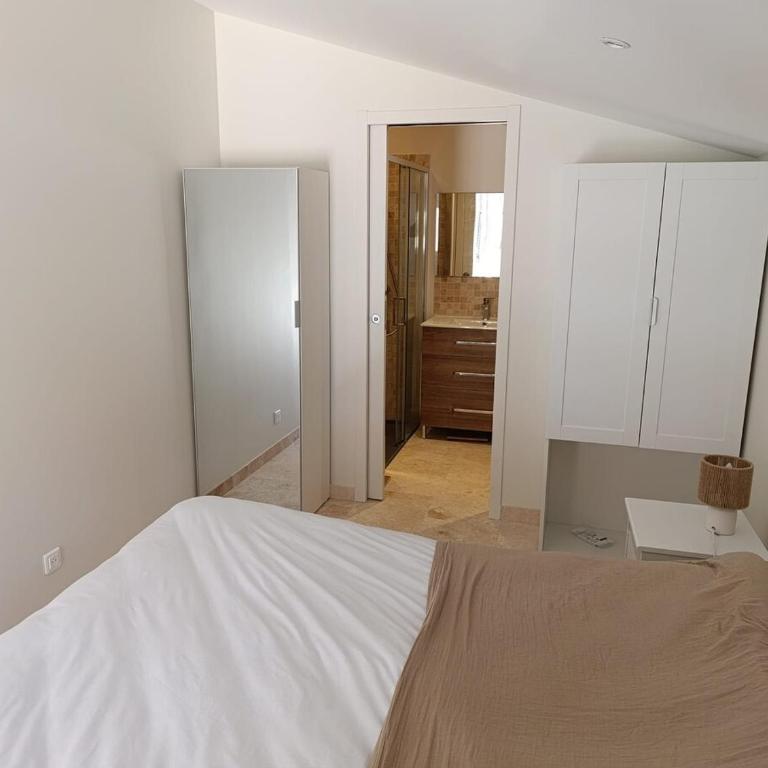 Maison climatisée avec Grand Jardin - 10 min à pied du Brusc et de sa plage - Four-Bedroom House - 16