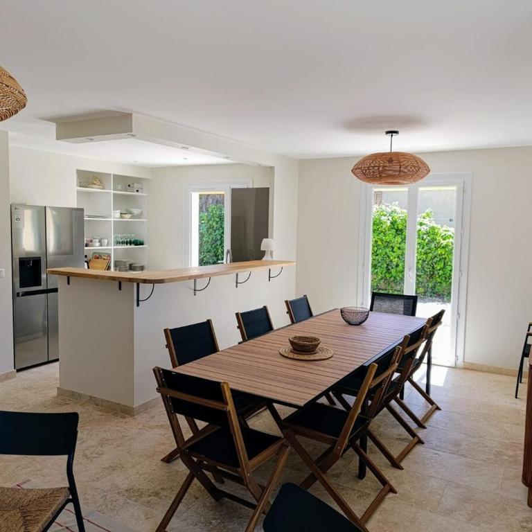 Maison climatisée avec Grand Jardin - 10 min à pied du Brusc et de sa plage - Four-Bedroom House - 5